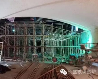 中玻藍星650t/d浮法窯爐冷修采用镟模支撐新工藝，完成了熔化部大镟施工